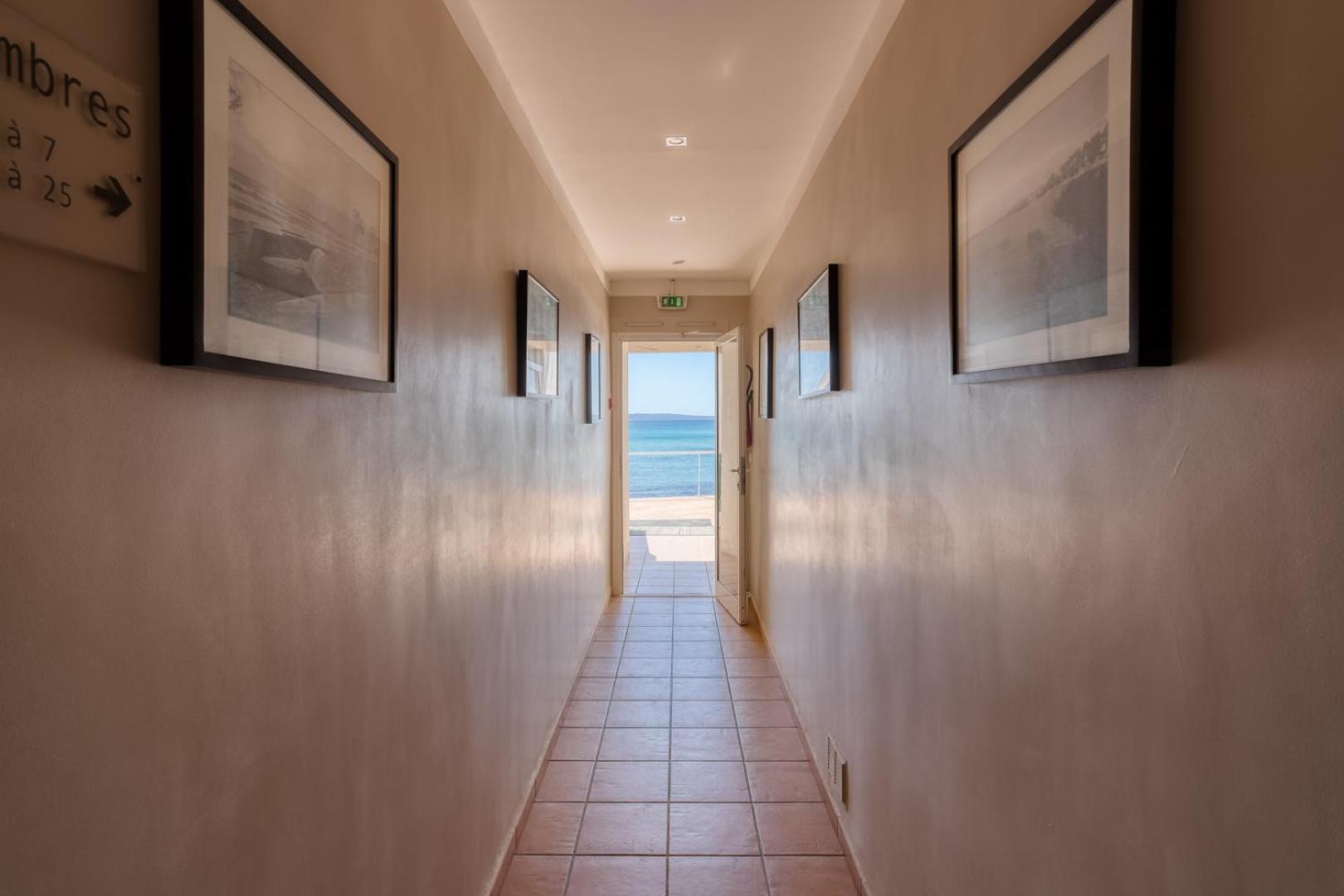 Roc Hotel - Hotel 4 Etoiles Les Pieds Dans L'Eau เลอลาวองดูว์ ภายนอก รูปภาพ