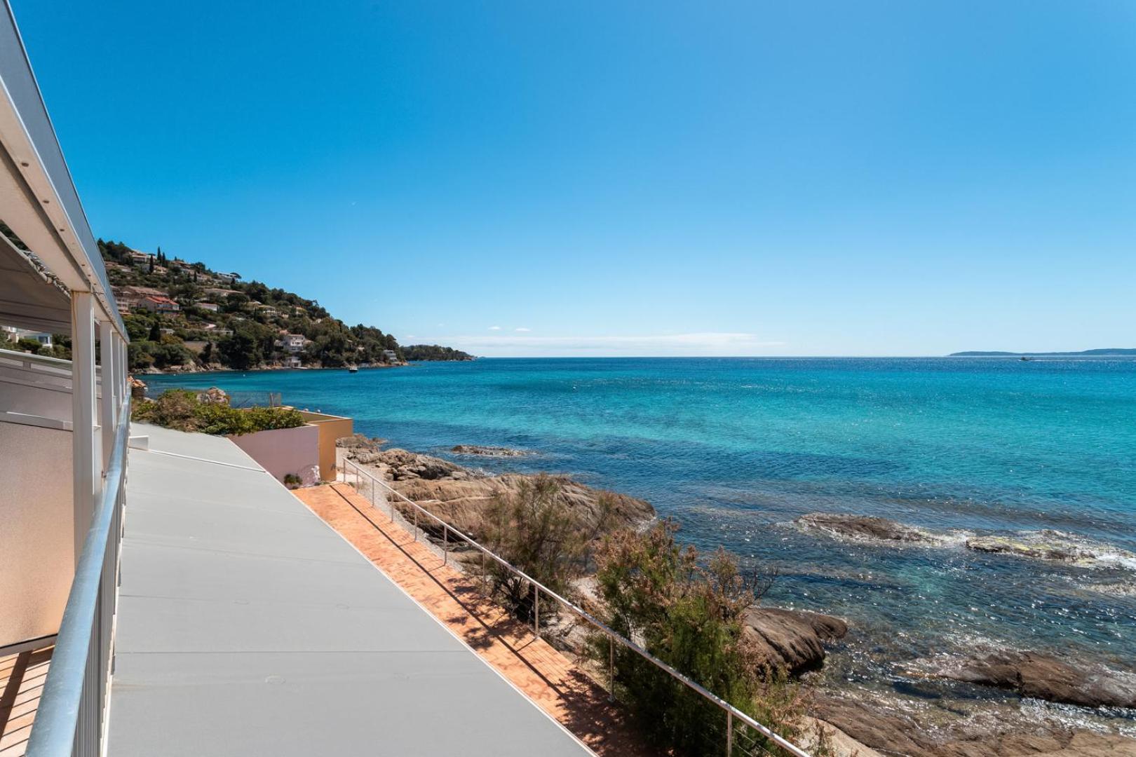Roc Hotel - Hotel 4 Etoiles Les Pieds Dans L'Eau เลอลาวองดูว์ ภายนอก รูปภาพ