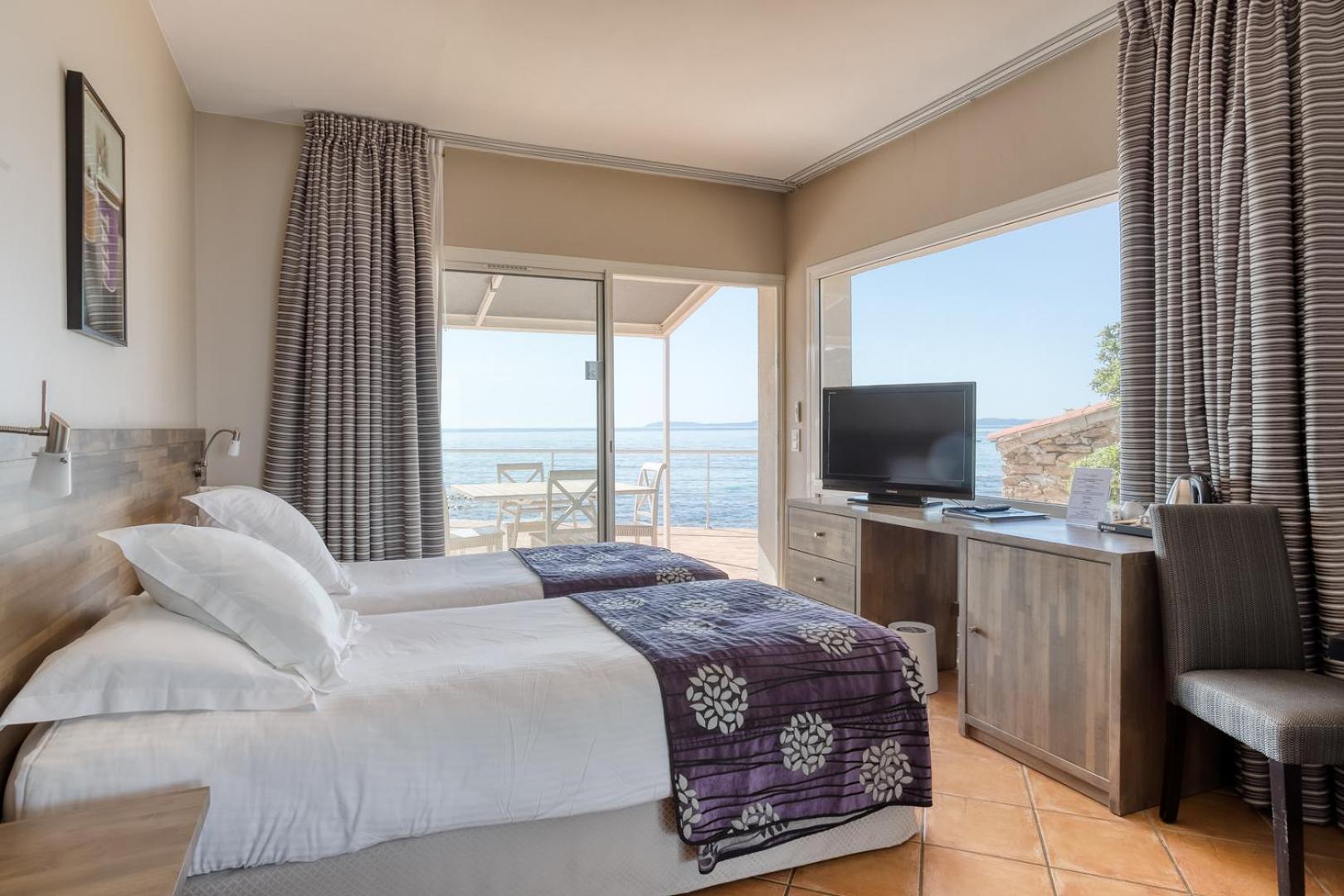 Roc Hotel - Hotel 4 Etoiles Les Pieds Dans L'Eau เลอลาวองดูว์ ภายนอก รูปภาพ
